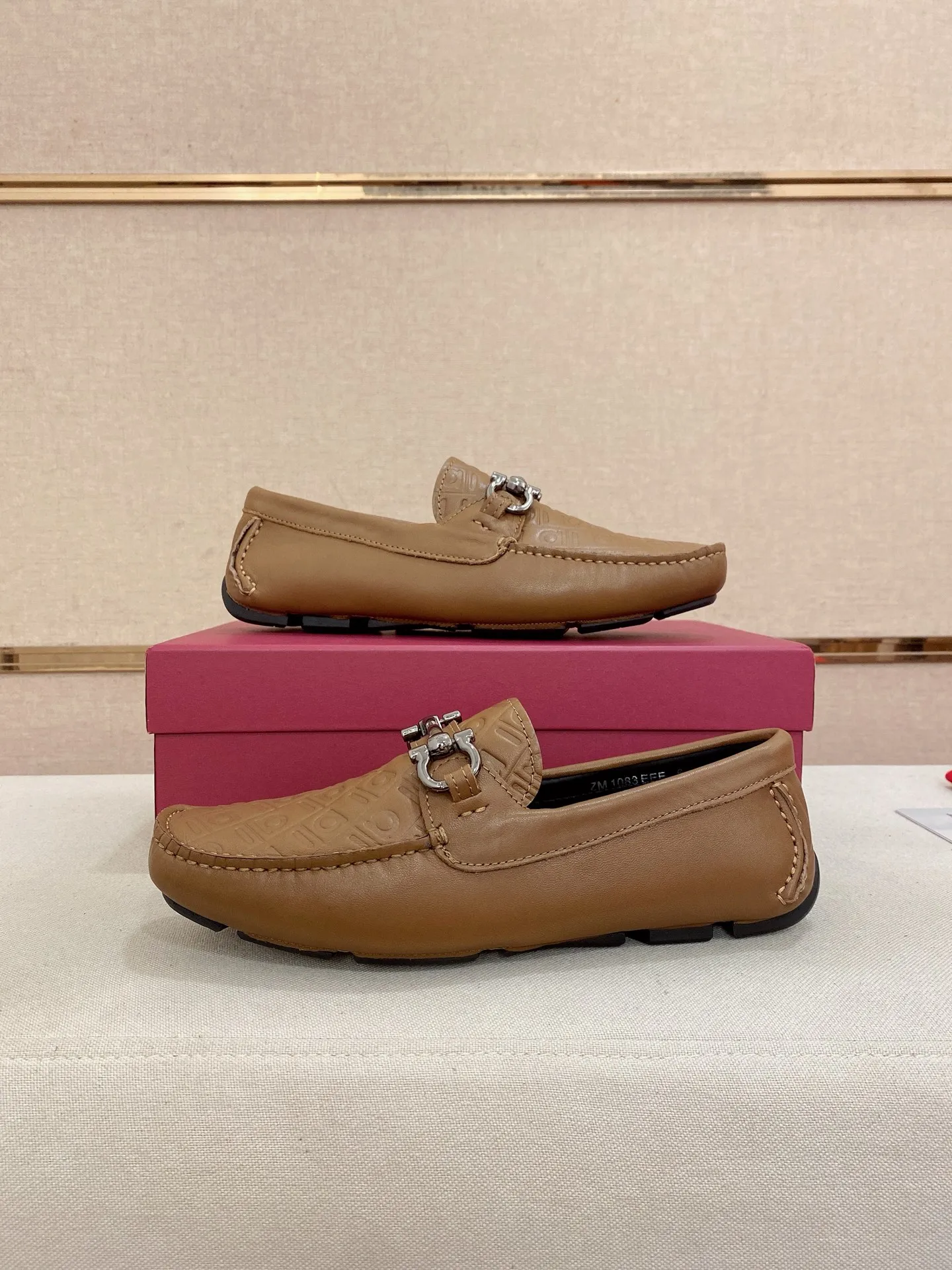 Men's shoes💰: 560💰High-end quality! Ferragamo🆕🆕Exclusive hot-selling products in stock🔥🔥New products on the shelves, high-quality Ferragamo men's pea shoes, high-end casual driving shoes, with complete packaging! 💪 💪 Material: imported cowhide 🐂 + imported high-quality water-dyed cowhide lining + wear-resistant outsole 👍🏻👍🏻 Features: high-end and comfortable, purely handmade 🚀 🚀 Create the perfect shoes that suit you best 🔥 🔥 Size: (38-44) 45 standard size can be customized!